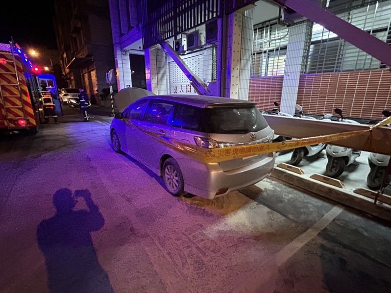 台中市朱姓男子今年一月間朝第三警分局外的偵防車丟擲汽油彈,朱被依公共危險罪,判刑一年二月確定。記者陳宏睿/翻攝 台中市朱姓男子今年一月間朝第三警分局外的偵防車丟擲汽油彈,朱被依公共危險罪,判刑一年二月確定。記者陳宏睿/翻攝