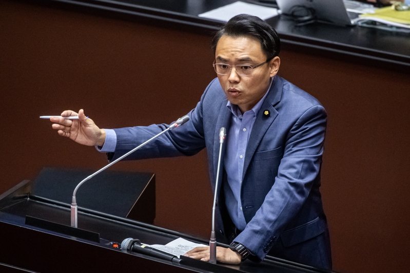 國民黨立委洪孟楷說，只要在搜尋引擎輸入「電子煙」就可以找到許多相關網站，認為公權力和衛福部好像在放假。圖／聯合報系資料照片