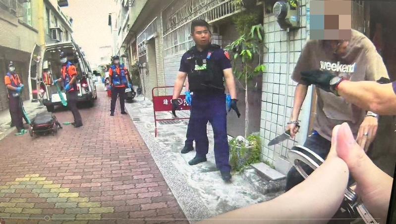 警方及救護人員到達後，男子拒絕送醫並持刀抗拒，警方以優勢警力強行壓制，並協助救護人員強制管送醫，男子本月11日因病過世。圖／讀者提供