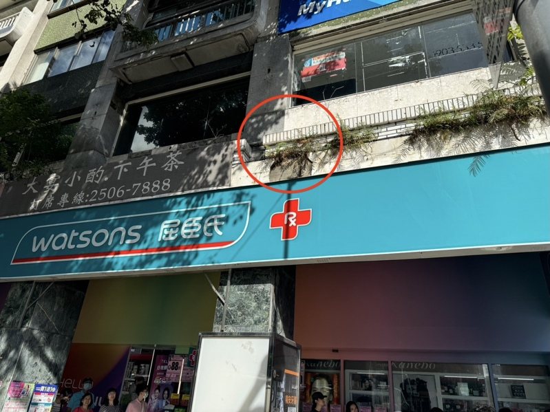 台北市中山區松江路一處大樓，磁磚掉落砸到4歲男童右大腿，送醫後傷勢瘀青挫傷。記者蕭雅娟／翻攝
