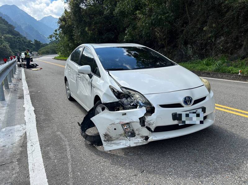 台中市劉姓男子在今天下午開車行經和平區東關路一段時，撞上騎車的吳姓夫妻，吳男掉落大甲溪河床，傷重不治。記者陳宏睿／翻攝