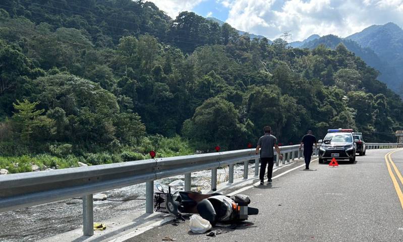 台中市劉姓男子在今天下午開車行經和平區東關路一段時，撞上騎車的吳姓夫妻，吳男掉落大甲溪河床，傷重不治。記者陳宏睿／翻攝