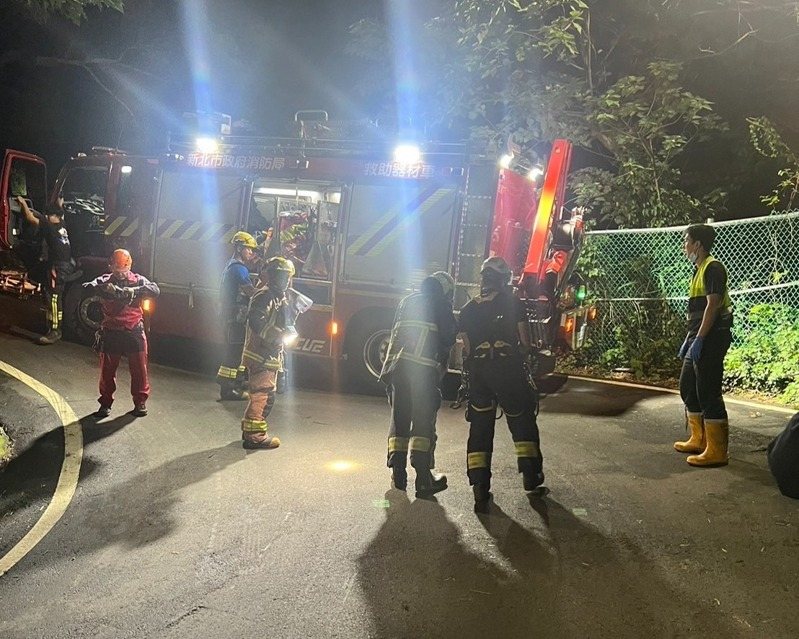 洪男昨晚酒後駕車,人車行經新北市五股區中直路一處過彎處失控衝下邊坡,肢體擦傷送醫無大礙。記者曾伯愷/翻攝 洪男昨晚酒後駕車,人車行經新北市五股區中直路一處過彎處失控衝下邊坡,肢體擦傷送醫無大礙。記者曾伯愷/翻攝