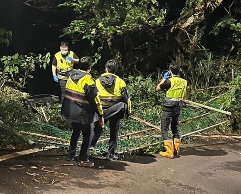 洪男昨晚酒後駕車,人車行經新北市五股區中直路一處過彎處失控衝下邊坡,肢體擦傷送醫無大礙。記者曾伯愷/翻攝 洪男昨晚酒後駕車,人車行經新北市五股區中直路一處過彎處失控衝下邊坡,肢體擦傷送醫無大礙。記者曾伯愷/翻攝
