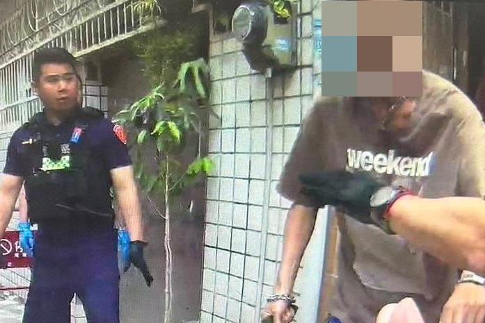 男子7天前疑情緒失控，涉毆打87歲母親，甚至持水果刀攻擊員警，當場被奪刀強制送醫，男子本月11日因病過世。圖／讀者提供
