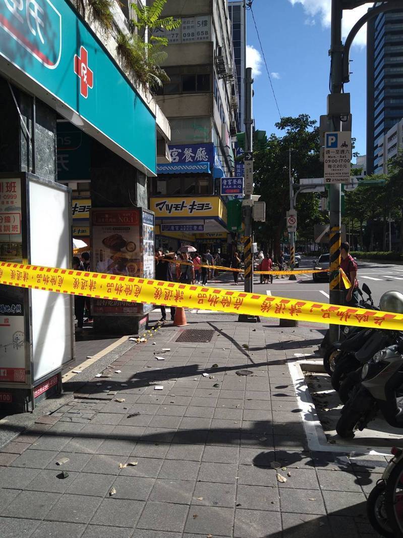 台北市中山區松江路1棟大樓6日發生磁磚掉落事件，造成4歲男童受傷，警消獲報立即協助送醫治療，現場也拉起封鎖線。圖／翻攝照片（中央社）