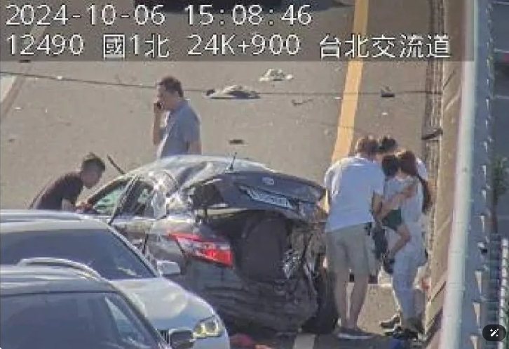 國道1號汐五高架北向台北路段，下午3時許發生3輛車追撞事故，這輛轎車被撞到側面翻滾2圈嚴重損毀，車上還有婦女和4歲小孩，幸好有繫妥安全帶、乘坐兒童安全椅，自行脫困，輕傷送醫沒有大礙。記者林昭彰／翻攝