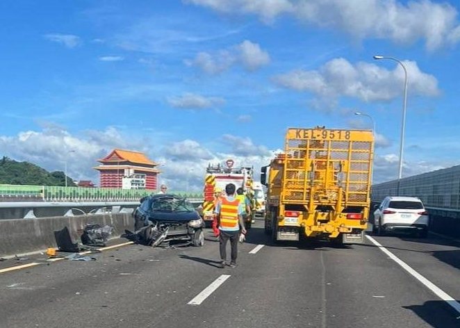 國道1號汐五高架北向台北路段，下午3時許發生3輛車追撞事故，這輛轎車被撞到側面翻滾2圈嚴重損毀，車上還有婦女和4歲小孩，幸好有繫妥安全帶、乘坐兒童安全椅，輕傷送醫沒有大礙。記者林昭彰／翻攝