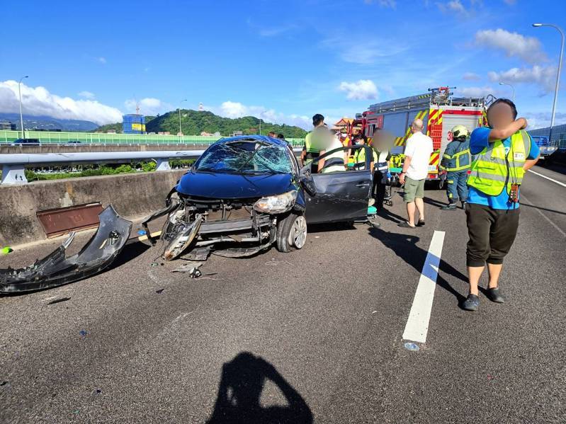 國道1號汐五高架北向台北路段，下午3時許發生3輛車追撞事故，這輛轎車被撞到側面翻滾2圈嚴重損毀，車上還有婦女和4歲小孩，幸好有繫妥安全帶、乘坐兒童安全椅，輕傷送醫沒有大礙。記者林昭彰／翻攝