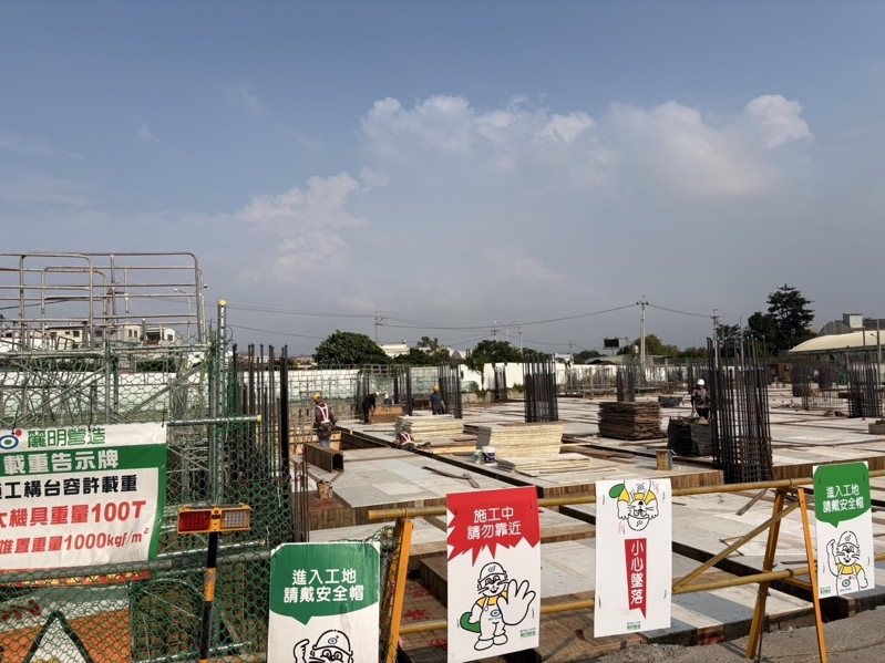 汎德永業在台中市西屯區建設中的展示中心工地，今天下午傳出有工人墜落意外，市府要求工地停工、開罰。圖／讀者提供