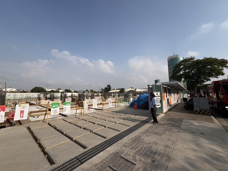 汎德永業在台中市西屯區建設中的展示中心工地，今天下午傳出有工人墜落意外，市府要求工地停工、開罰。圖／讀者提供