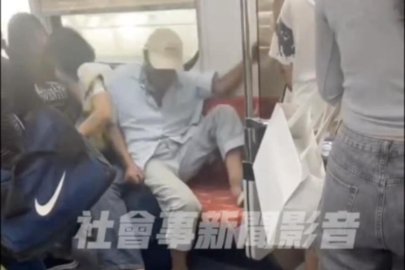 台鐵列車昨天行經豐原站時,有兩名乘客疑因博愛站爆發肢體衝突。圖/摘自社會事新聞影音 台鐵列車昨天行經豐原站時,有兩名乘客疑因博愛站爆發肢體衝突。圖/摘自社會事新聞影音