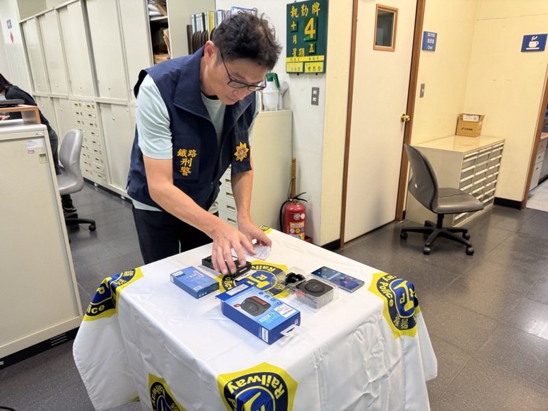 鐵路警察局查獲現金抵用券消費發票、行動電源、手機、充電線等證物。記者翁至成／翻攝