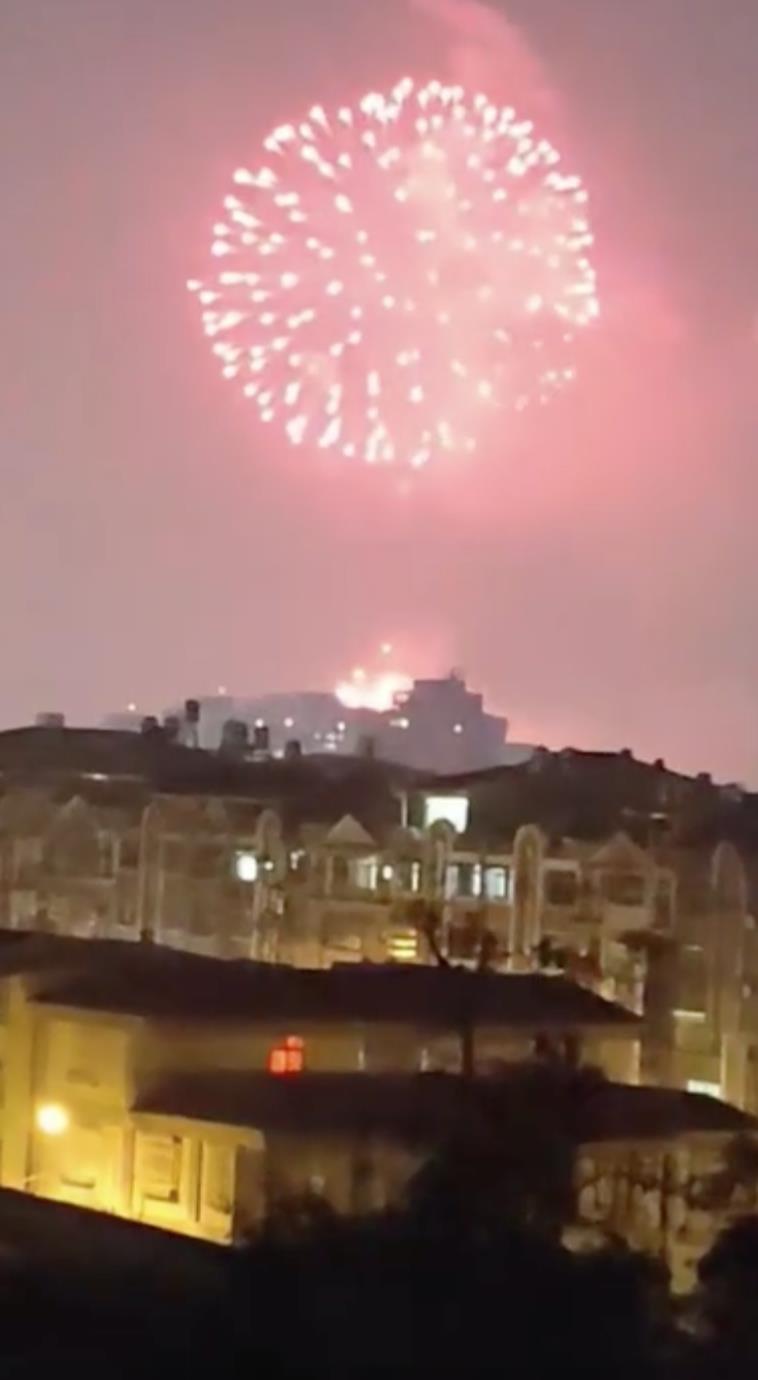 高空焰火施放時,發出巨響,民眾一度以為爆炸了。圖/屏東小鎮資訊讀者提供 高空焰火施放時,發出巨響,民眾一度以為爆炸了。圖/屏東小鎮資訊讀者提供
