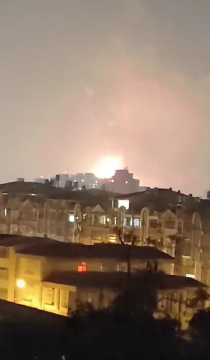 高空焰火施放時,發出巨響,民眾一度以為爆炸了。圖/屏東小鎮資訊讀者提供 高空焰火施放時,發出巨響,民眾一度以為爆炸了。圖/屏東小鎮資訊讀者提供