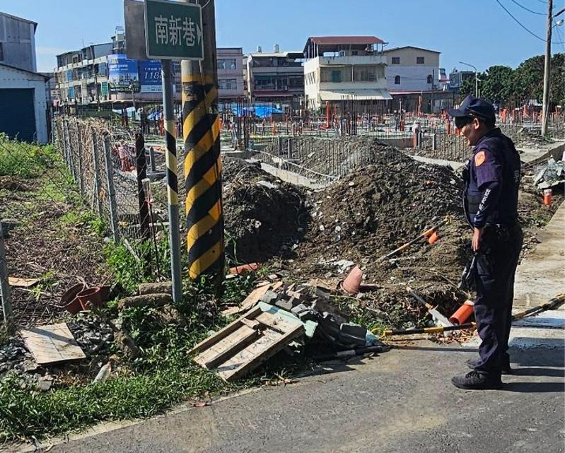 屏東縣崁頂鄉南進巷一處工地挖到疑似爆裂物,警方到場人車管制,並通知軍方到場,軍方表示需帶回比對鑑識,現場上午10點40分解除管制,恢復通行。記者劉星君/翻攝 屏東縣崁頂鄉南進巷一處工地挖到疑似爆裂物,警方到場人車管制,並通知軍方到場,軍方表示需帶回比對鑑識,現場上午10點40分解除管制,恢復通行。記者劉星君/翻攝