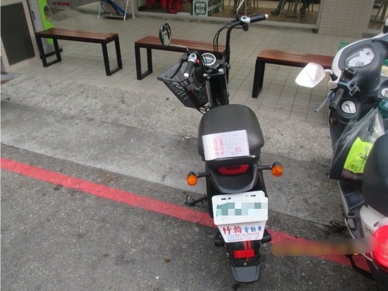 今年11月30日起,微型電動二輪車納管,該類用路人需遵守交通規則,圖中駕駛違規停車。圖/第五警分局提供 今年11月30日起,微型電動二輪車納管,該類用路人需遵守交通規則,圖中駕駛違規停車。圖/第五警分局提供