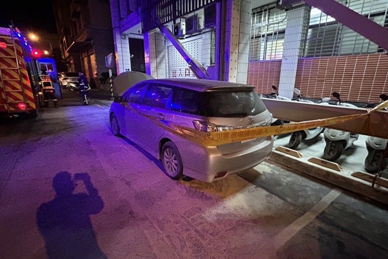 台中市朱姓男子今年一月間朝第三警分局外的偵防車丟擲汽油彈,朱被依公共危險罪,判刑一年二月確定。記者陳宏睿/翻攝 台中市朱姓男子今年一月間朝第三警分局外的偵防車丟擲汽油彈,朱被依公共危險罪,判刑一年二月確定。記者陳宏睿/翻攝