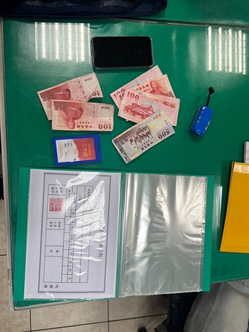 苗栗市林姓工程師誤信投資詐騙,苗栗警方循線10月4日逮捕1名車手,再循線當街查獲2名監控手,全案依詐欺及洗錢防制法罪嫌移送苗栗地檢署偵辦。 圖/苗栗警察分局提供 苗栗市林姓工程師誤信投資詐騙,苗栗警方循線10月4日逮捕1名車手,再循線當街查獲2名監控手,全案依詐欺及洗錢防制法罪嫌移送苗栗地檢署偵辦。 圖/苗栗警察分局提供