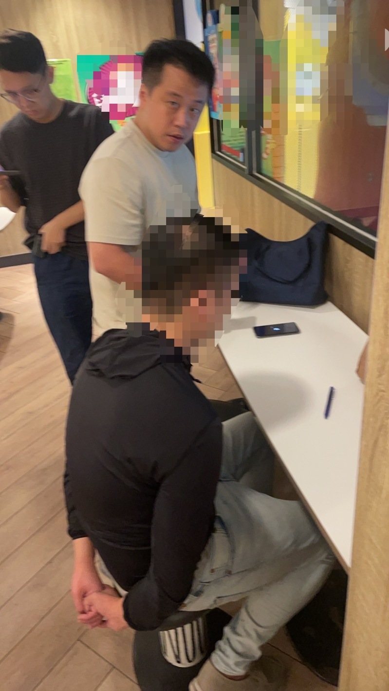 苗栗市林姓工程師誤信投資詐騙,苗栗警方循線10月4日逮捕1名車手,再循線當街查獲2名監控手,全案依詐欺及洗錢防制法罪嫌移送苗栗地檢署偵辦。 圖/苗栗警察分局提供 苗栗市林姓工程師誤信投資詐騙,苗栗警方循線10月4日逮捕1名車手,再循線當街查獲2名監控手,全案依詐欺及洗錢防制法罪嫌移送苗栗地檢署偵辦。 圖/苗栗警察分局提供
