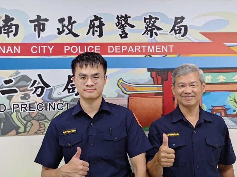 台南市警二分局長樂派出所警員李昀樵（左）、巡佐郭政呈（右），溫馨護送路倒黃姓老翁返家。記者黃宣翰／翻攝