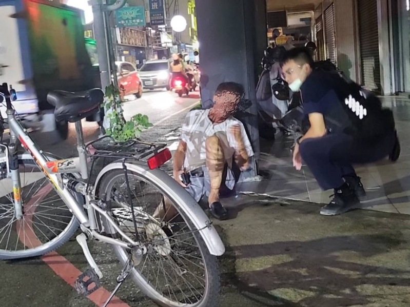 68歲黃姓老翁昨晚騎腳踏車外出購物，疑因血糖過低突然暈眩跌坐在路邊，恰巧員警巡邏經過時發現，貼心護送他返回住家。記者黃宣翰／翻攝