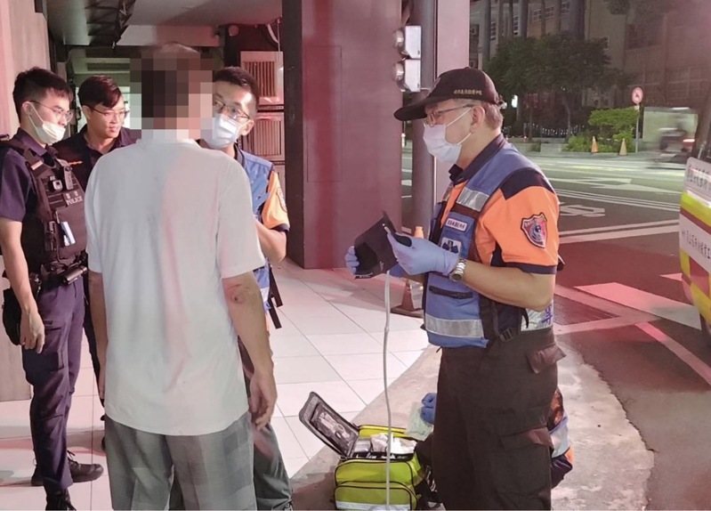 68歲黃姓老翁昨晚騎腳踏車外出購物，疑因血糖過低突然暈眩跌坐在路邊，恰巧員警巡邏經過時發現，通報救護人員到場協助，警方貼心護送他返回住家。記者黃宣翰／翻攝