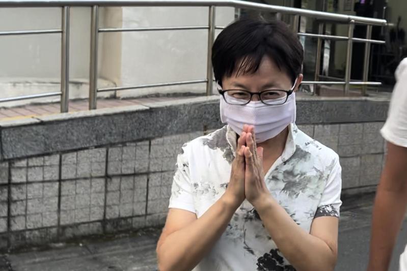 台北市前議員賴素如昨假釋出獄，至士林地檢署報到後，雙手合十說「謝謝」搭車離去。記者蕭雅娟／攝影