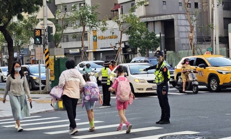 山陀兒颱風重創高雄，休6天假後，今首日上班、課，市警局投入154名員警和義交在144處路口指揮交通，另投入203名警力護童。圖／高市交通大隊提供
