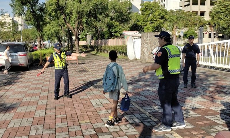 山陀兒颱風重創高雄，休6天假後，今首日上班、課，市警局投入154名員警和義交在144處路口指揮交通，另投入203名警力護童。圖／高市交通大隊提供
