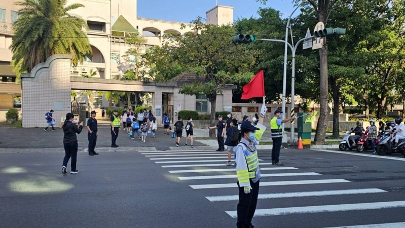 山陀兒颱風重創高雄，休6天假後，今首日上班、課，市警局投入154名員警和義交在144處路口指揮交通，另投入203名警力護童。圖／高市交通大隊提供