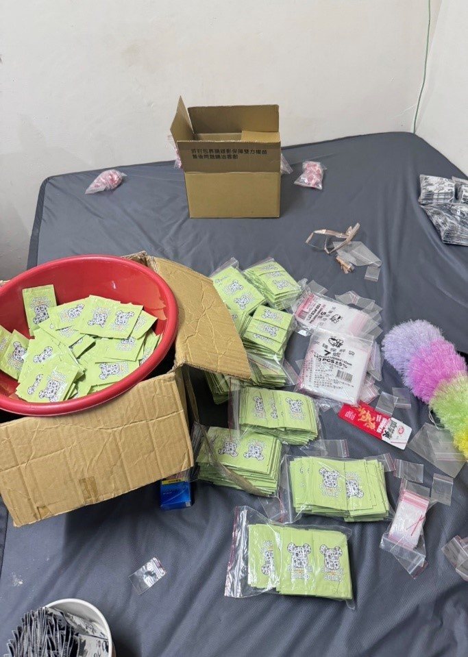 彰化縣侯姓兄弟涉嫌以檳榔攤為掩護,從事毒品不法,刑事局6月收網攻堅抓人,查扣市價200萬元的毒品。記者陳宏睿/翻攝 彰化縣侯姓兄弟涉嫌以檳榔攤為掩護,從事毒品不法,刑事局6月收網攻堅抓人,查扣市價200萬元的毒品。記者陳宏睿/翻攝