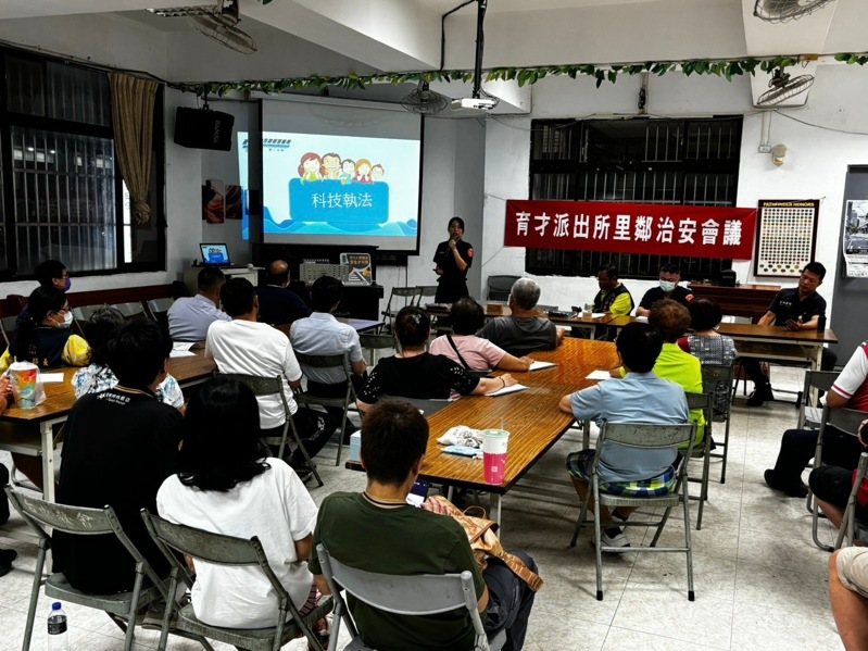 台中市北區英才、學士路口設置科技執法設備,警方深入鄰里宣導。圖/第二警分局提供 台中市北區英才、學士路口設置科技執法設備,警方深入鄰里宣導。圖/第二警分局提供