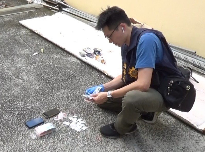 彰化縣侯姓兄弟涉嫌以檳榔攤為掩護,從事毒品不法,刑事局6月收網攻堅抓人。記者陳宏睿/翻攝 彰化縣侯姓兄弟涉嫌以檳榔攤為掩護,從事毒品不法,刑事局6月收網攻堅抓人。記者陳宏睿/翻攝