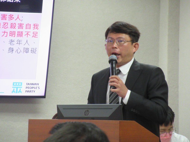 立委黃國昌詢問司法院代理秘書長黃麟倫「國民法官是否要一致決？」，他認為司法院莫名其妙，而什麼又是「個案犯罪情形最嚴重？」大法官都解釋不出來。記者王宏舜／攝影