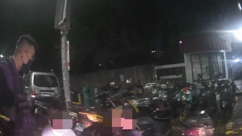 高雄28歲劉姓白牌車司機和黃姓、盧姓、陳姓乘客起口角,黃、盧兩人在車上痛毆劉男後逃逸,警方獲報後20分鐘內先逮到黃、盧2人。記者張議晨/翻攝 高雄28歲劉姓白牌車司機和黃姓、盧姓、陳姓乘客起口角,黃、盧兩人在車上痛毆劉男後逃逸,警方獲報後20分鐘內先逮到黃、盧2人。記者張議晨/翻攝