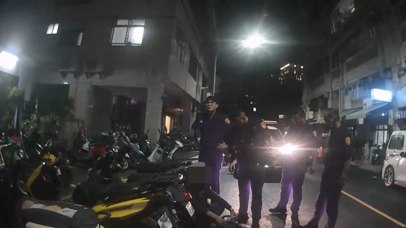 高雄28歲劉姓白牌車司機和黃姓、盧姓、陳姓乘客起口角,黃、盧兩人在車上痛毆劉男後逃逸,警方獲報後20分鐘內先逮到黃、盧2人。記者張議晨/翻攝 高雄28歲劉姓白牌車司機和黃姓、盧姓、陳姓乘客起口角,黃、盧兩人在車上痛毆劉男後逃逸,警方獲報後20分鐘內先逮到黃、盧2人。記者張議晨/翻攝