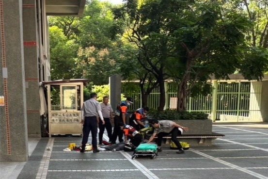 陳姓女大學生疑似從校園6樓墜樓,送醫搶救今天清晨不治。圖/民眾提供 陳姓女大學生疑似從校園6樓墜樓,送醫搶救今天清晨不治。圖/民眾提供