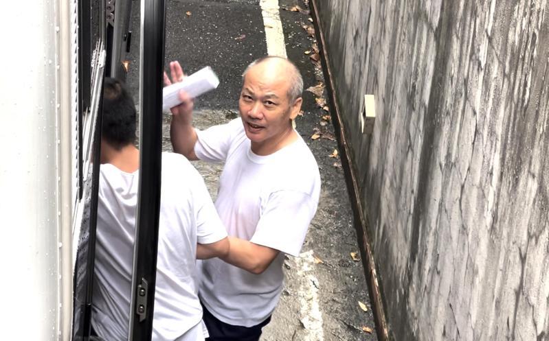 大陸籍男子阮芳勇，今年六月八日涉從大陸漁港獨自開快艇「鴻津號」，跨越台灣海峽闖淡水河直驅我國，阮男上囚車前稱「不後悔來台灣！」。記者蕭雅娟／攝影