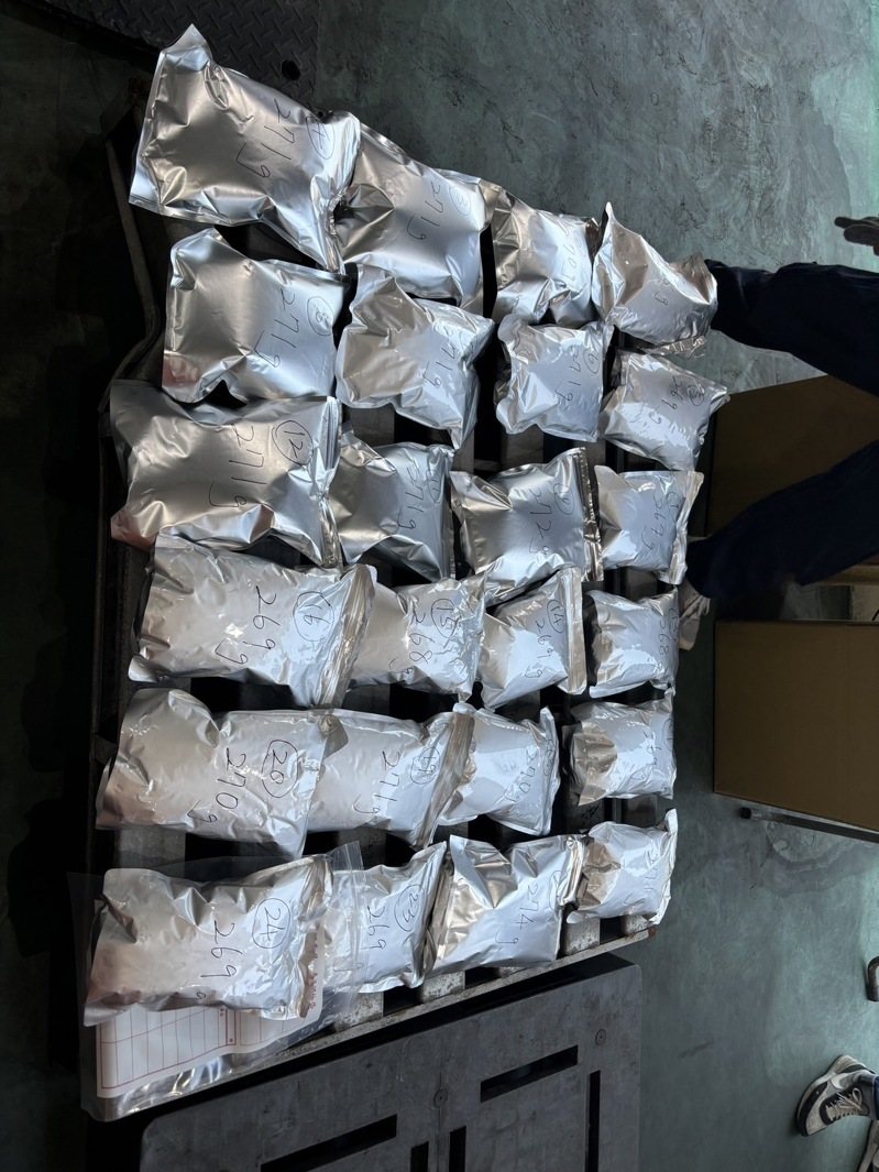 李姓男子等5人與國外犯罪集團涉嫌共謀走私兩批大麻來台被識破,檢調共查扣10.77公斤大麻,全案偵結起訴。記者邱瑞杰/翻攝 李姓男子等5人與國外犯罪集團涉嫌共謀走私兩批大麻來台被識破,檢調共查扣10.77公斤大麻,全案偵結起訴。記者邱瑞杰/翻攝