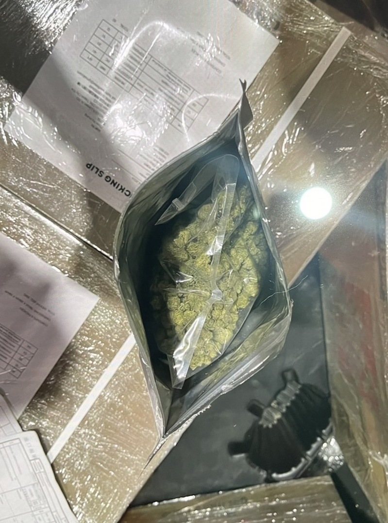 李姓男子等5人與國外犯罪集團涉嫌共謀走私兩批大麻來台被識破,檢調共查扣10.77公斤大麻,全案偵結起訴。記者邱瑞杰/翻攝 李姓男子等5人與國外犯罪集團涉嫌共謀走私兩批大麻來台被識破,檢調共查扣10.77公斤大麻,全案偵結起訴。記者邱瑞杰/翻攝