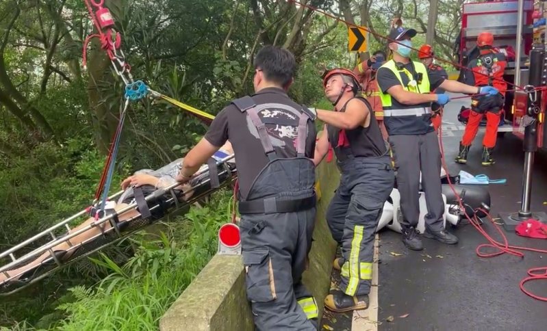 新北市淡水區興福寮山區,上午10時有1名46歲陳姓女子騎機車,疑因天雨路滑摔落邊坡,跌到大約7公尺深的山谷下方,消防隊趕抵將人吊掛救出,疑似骨盆脫臼送醫急診。記者林昭彰/翻攝 新北市淡水區興福寮山區,上午10時有1名46歲陳姓女子騎機車,疑因天雨路滑摔落邊坡,跌到大約7公尺深的山谷下方,消防隊趕抵將人吊掛救出,疑似骨盆脫臼送醫急診。記者林昭彰/翻攝