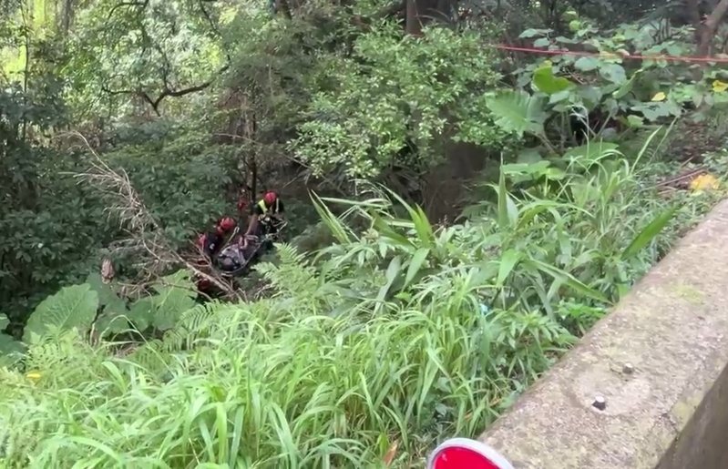 新北市淡水區興福寮山區,上午10時有1名46歲陳姓女子騎機車,疑因天雨路滑摔落邊坡,跌到大約7公尺深的山谷下方,消防隊趕抵將人吊掛救出,疑似骨盆脫臼送醫急診。記者林昭彰/翻攝 新北市淡水區興福寮山區,上午10時有1名46歲陳姓女子騎機車,疑因天雨路滑摔落邊坡,跌到大約7公尺深的山谷下方,消防隊趕抵將人吊掛救出,疑似骨盆脫臼送醫急診。記者林昭彰/翻攝