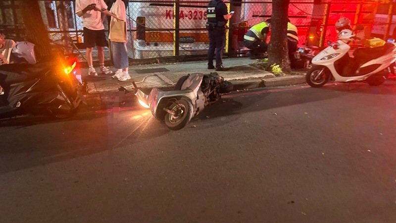 新北市樹林區秀泰影城旁昨晚發生死亡肇逃車禍，68歲洪姓老翁騎機車被1輛違規迴轉的機車撞上，送醫急救無效宣告不治，但肇事機車加速逃逸。警方今天凌晨已循線查獲50歲張姓男子，依過失致死罪嫌偵辦。記者林昭彰／翻攝