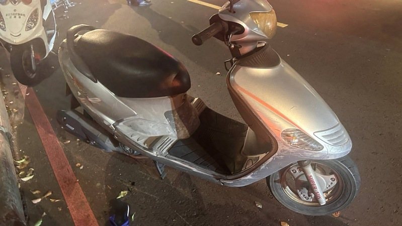 新北市樹林區秀泰影城旁昨晚發生死亡肇逃車禍，68歲洪姓老翁騎機車被1輛違規迴轉的機車撞上，送醫急救無效宣告不治，但肇事機車加速逃逸。警方今天凌晨已循線查獲50歲張姓男子，依過失致死罪嫌偵辦。記者林昭彰／翻攝