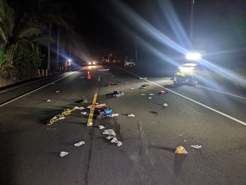 台11線156公里路段昨晚發生死亡事故，鄒男先被機車撞擊倒地，不久後又被黃色轎車輾過去，當場傷重不治，現場散落大量衣物，研判是死者隨身攜帶的物品。記者徐白櫻／翻攝