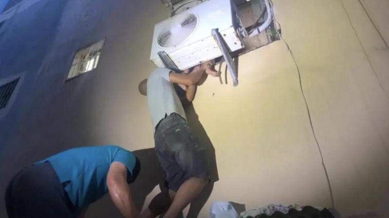 高雄鳳山一名3歲男童上月發現被獨留家中，疑似欲撿掉落物，竟爬到窗外，全身赤裸卡在冷氣機與牆壁夾縫中快墜落，距離底下露台約3公尺高。記者宋原彰／翻攝