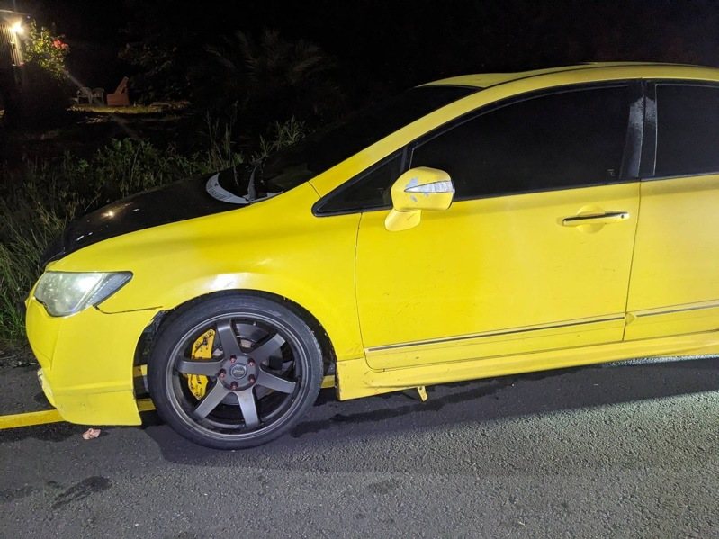 台11線156公里路段昨晚發生死亡事故，鄒男先被機車撞擊倒地，不久後又被黃色轎車輾過去，當場傷重不治。記者徐白櫻／翻攝