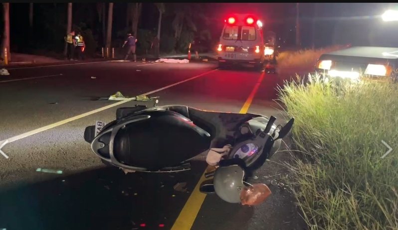 台11線156公里路段昨晚發生死亡事故，鄒男先被機車撞上倒地，後方轎車又輾過身體，當場傷重不治。記者徐白櫻／翻攝