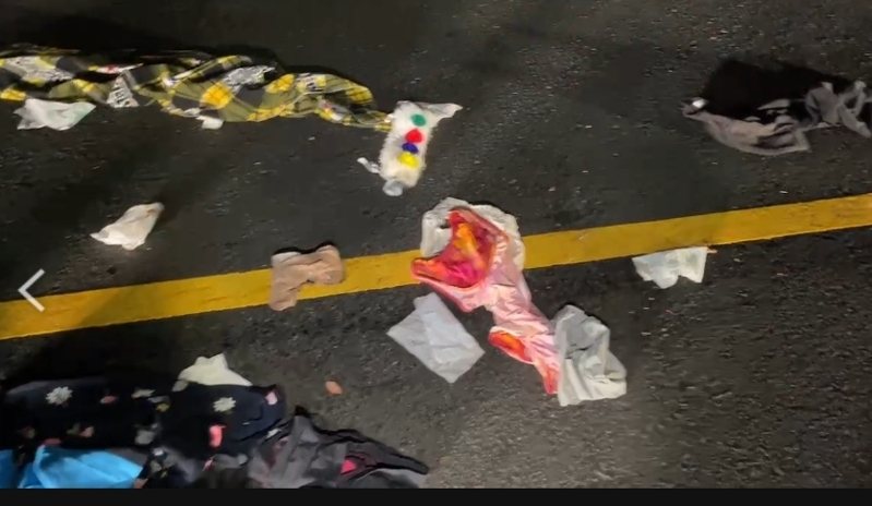 台11線156公里路段昨晚發生死亡事故，鄒男先被機車撞擊倒地，不久後又被黃色轎車輾過去，當場傷重不治，現場散落大量衣物，研判是死者隨身攜帶的物品。記者徐白櫻／翻攝 記者徐白櫻／翻攝